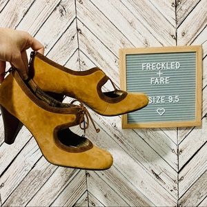 Vintage style lace up heel in okre and brown